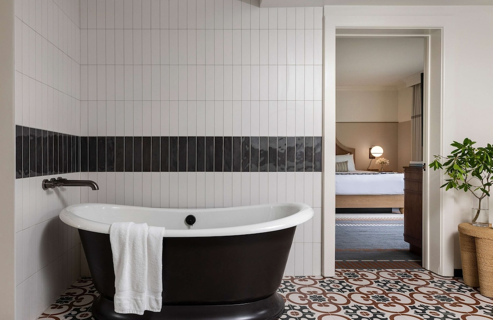 Estate Suite - Photo 10