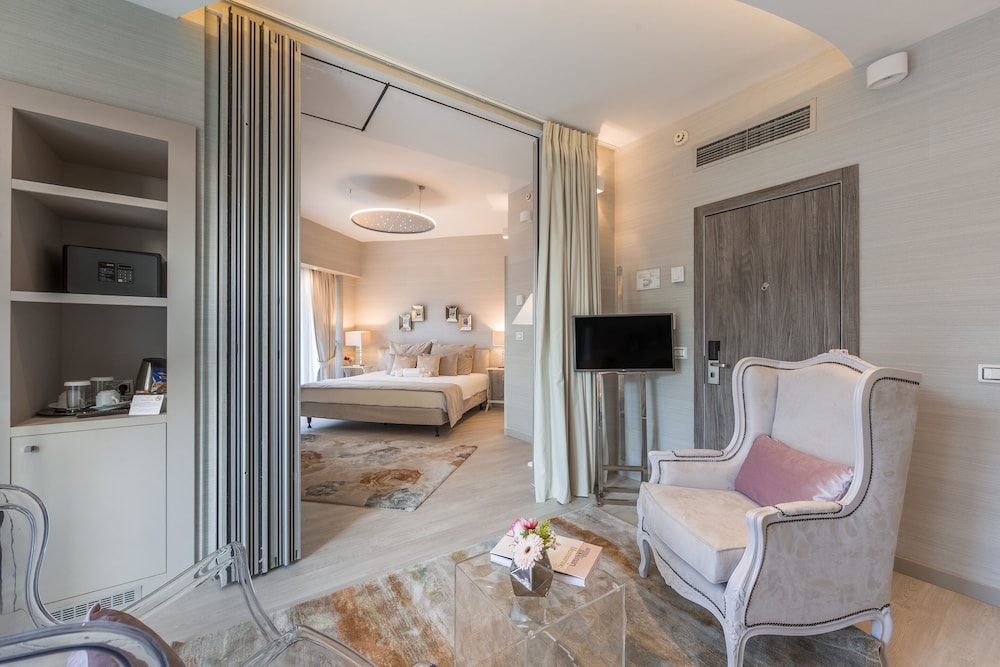 Deluxe Suite with Corner Balcony and Lycabettus Hill View photo 2