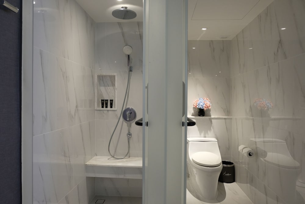 Corner suite photo 2