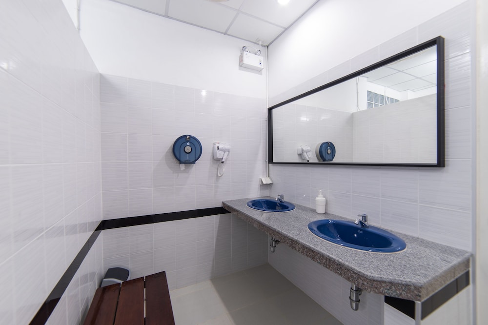 Private Twin Room with Shared Bathroom - Photo 10