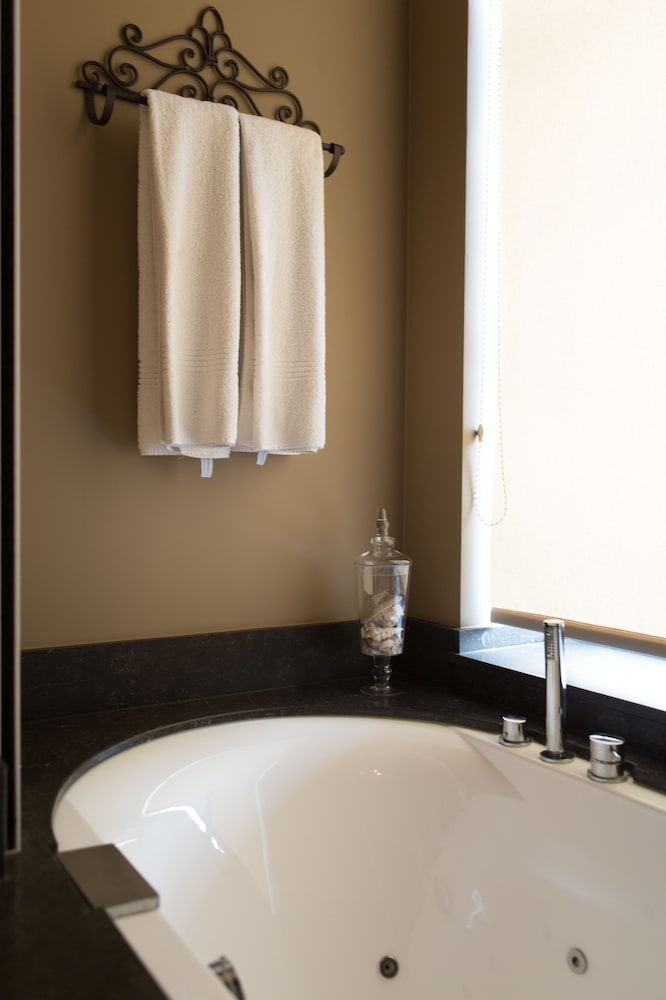 Deluxe Room (Massage Bathtub) photo 2
