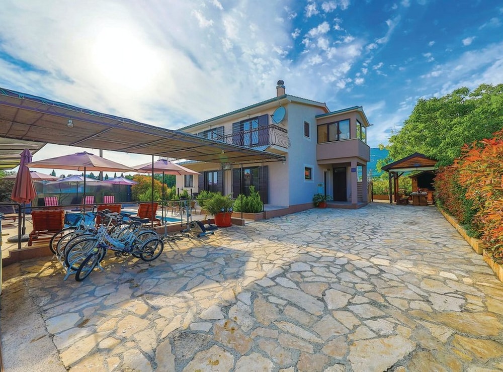 Apartment (Three Bedroom Apartment with Terrace)