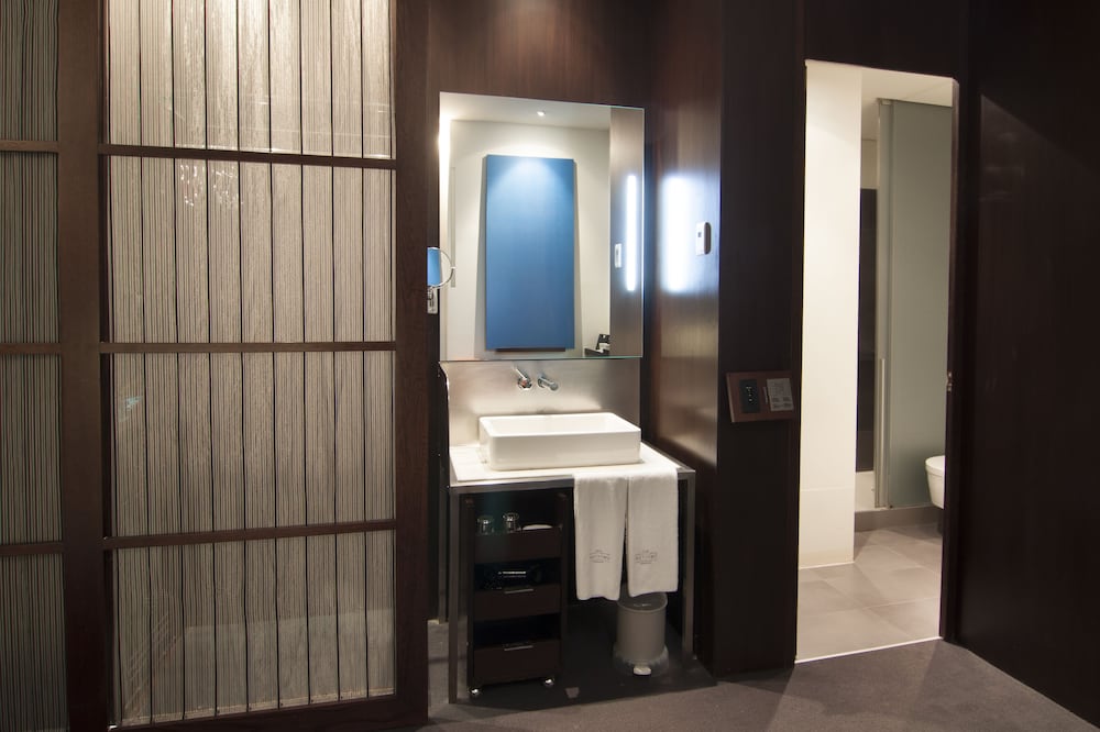 Family Room, 2 Bedrooms, 2 Bathrooms
