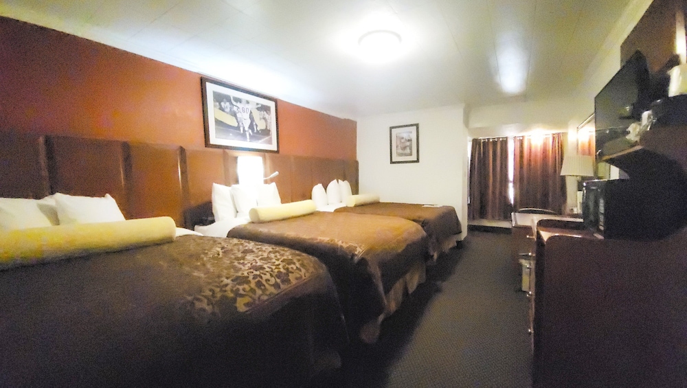 Deluxe Room, 3 Queen Beds, Non Smoking, Refrigerator & Microwave, Non-Pet Friendly photo 3