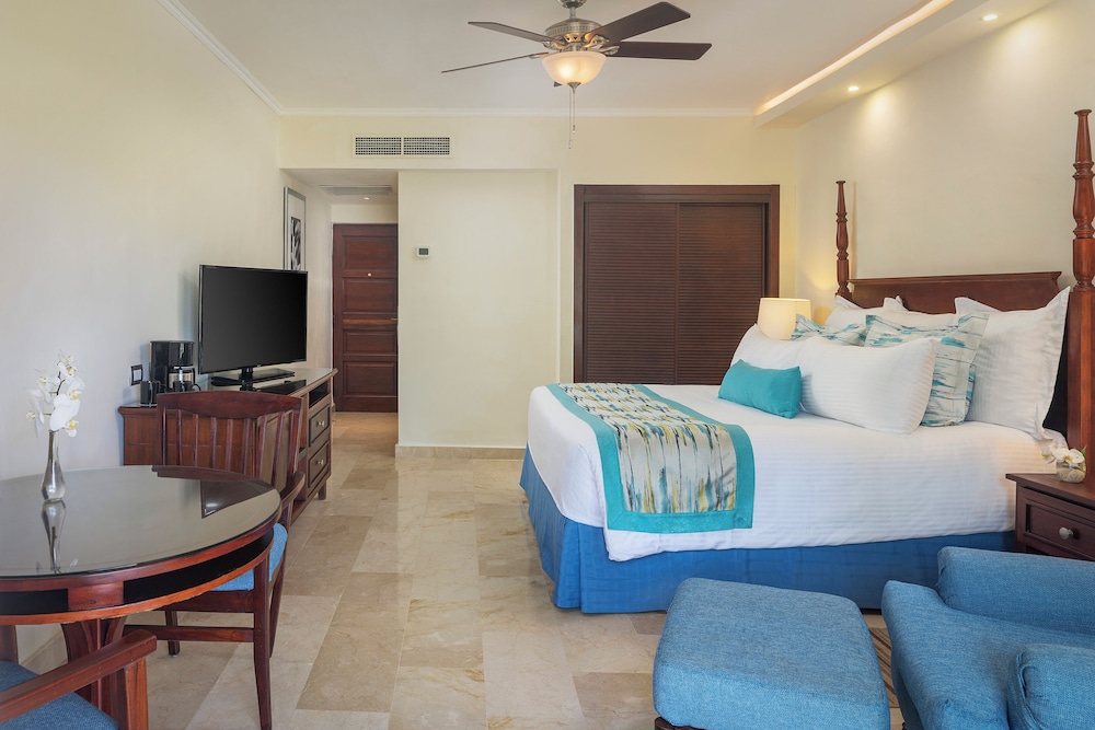 Deluxe Room, 1 King Bed (Premium Tropical View)