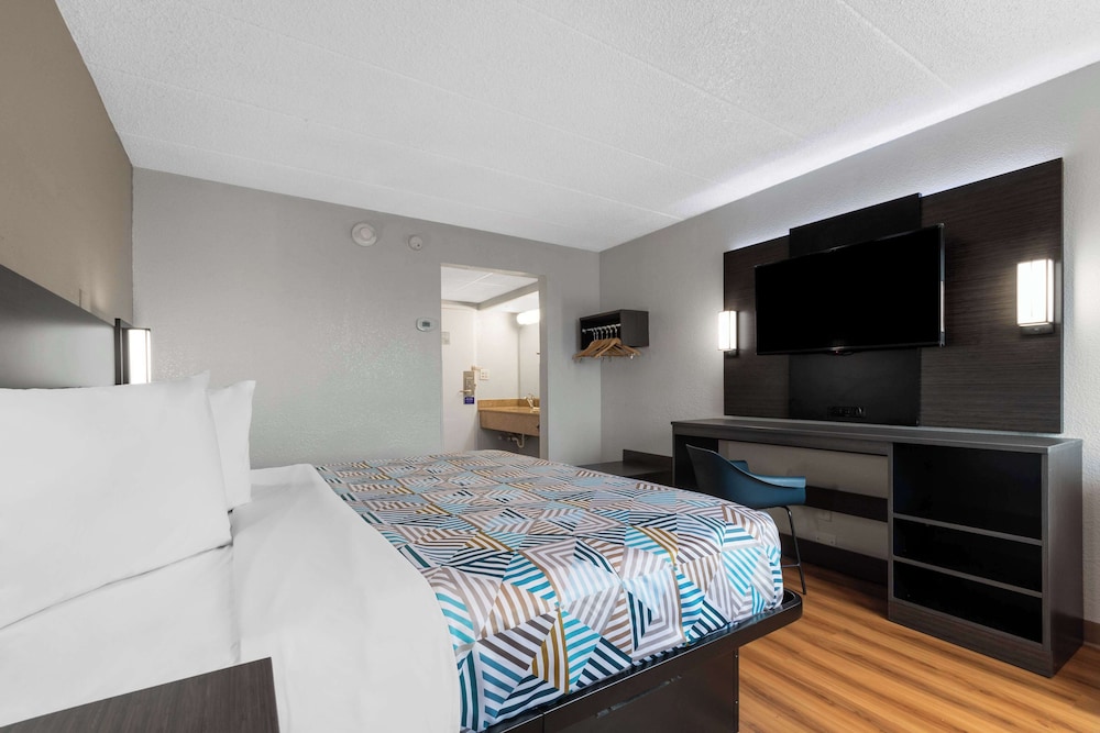 Standard Room, 1 King Bed, Non Smoking - Photo 2
