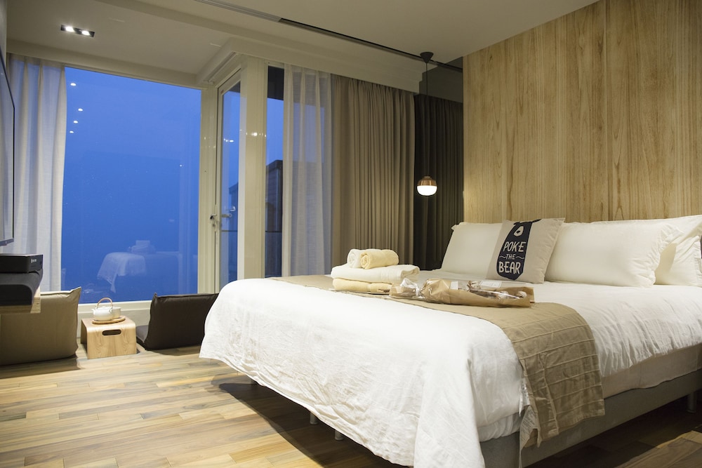 Premier Double Room, 1 Queen Bed, Balcony, Ocean View, photo 6
