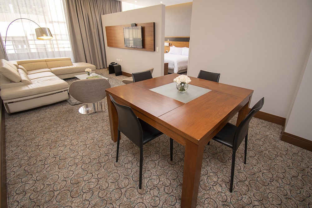 Suite, 1 King Bed, Executive Level - Photo 2