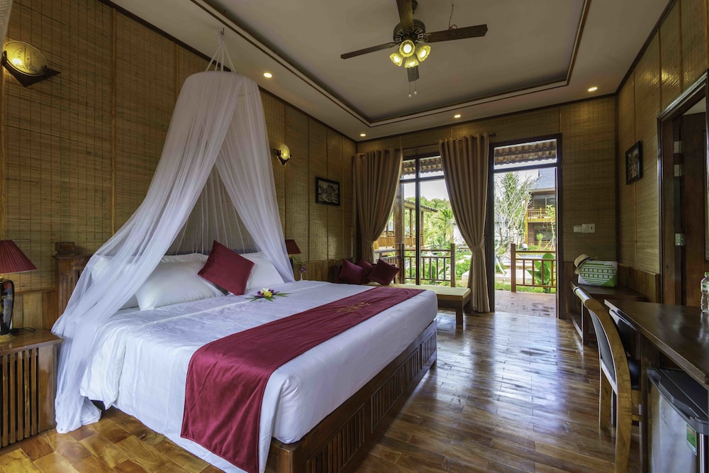 Luxury Bungalow, Stream View photo 1