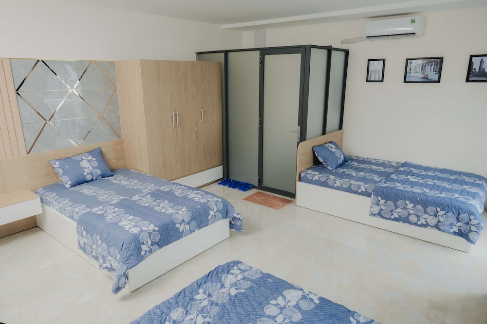 Family Room, Balcony, City View photo 3