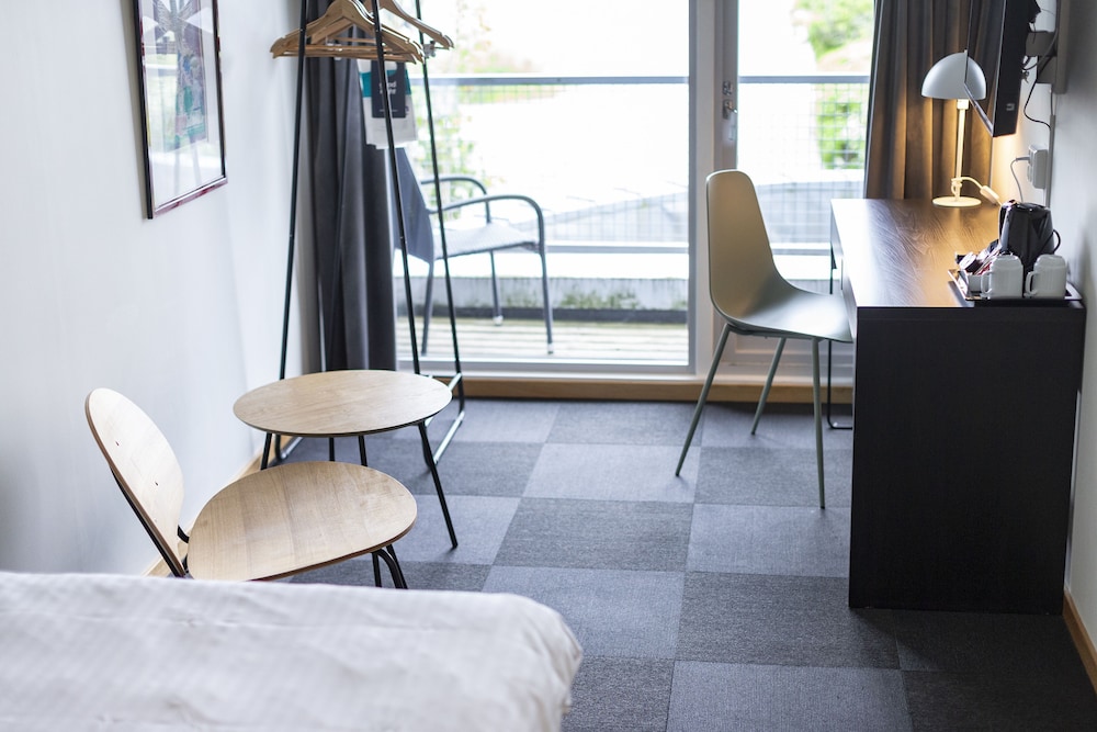 Room - Photo 2