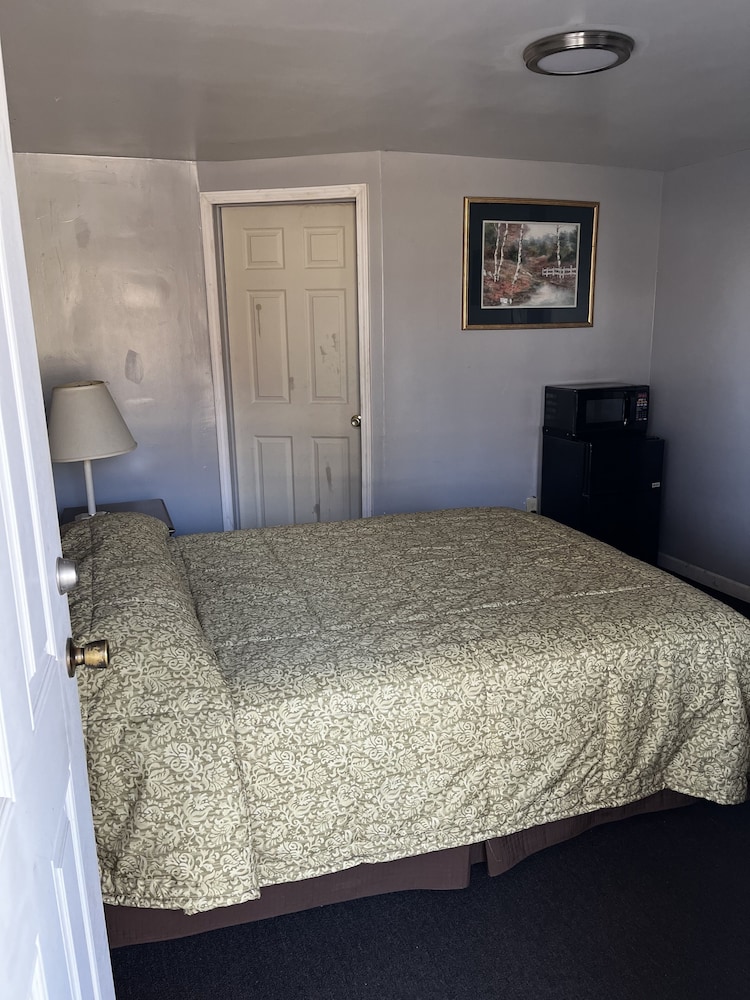 Basic Room, 1 Queen Bed photo 1