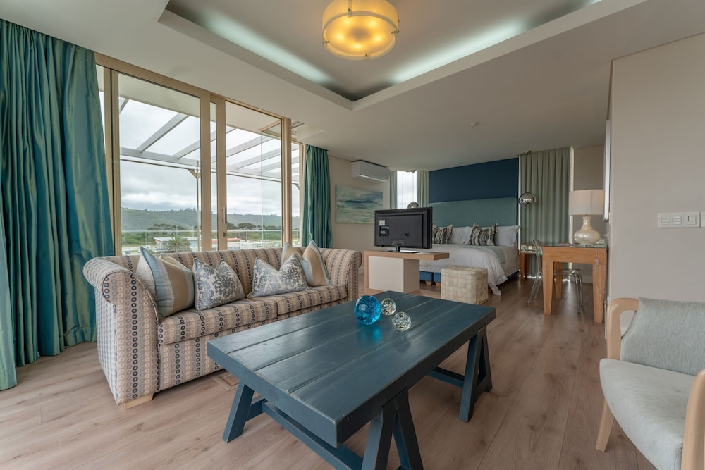 Partial Sea Facing Suite - Photo 1