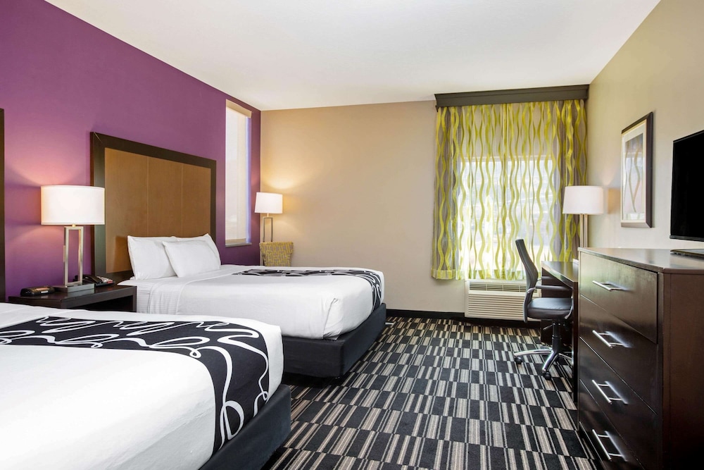 Room, 2 Queen Beds, Non Smoking, Mountain View photo 3