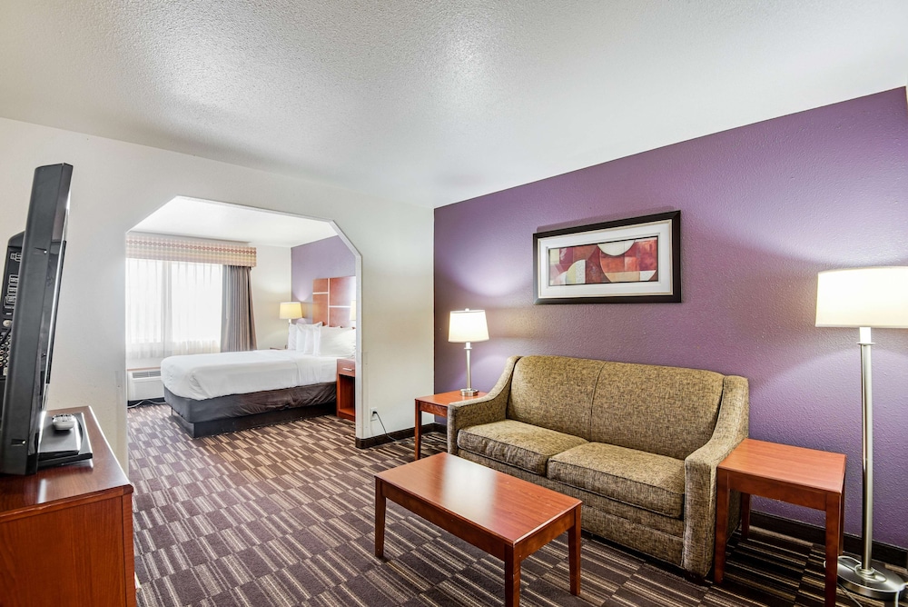 Suite, 1 Queen Bed, Refrigerator & Microwave, Mountain View (with Sofabed) photo 2