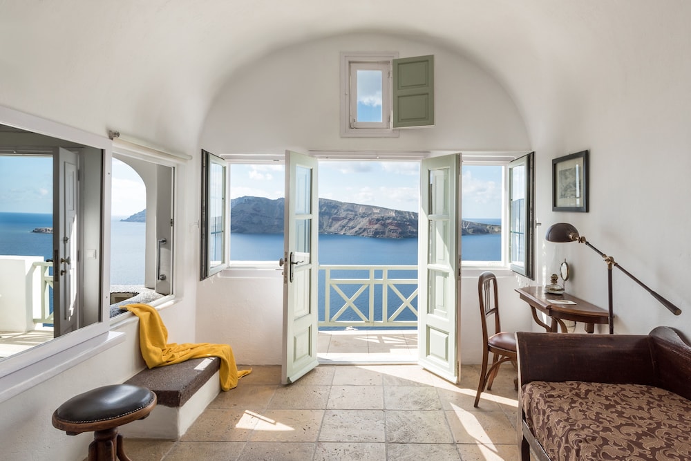Superior Suite, Jetted Tub (Caldera View) - Photo 13