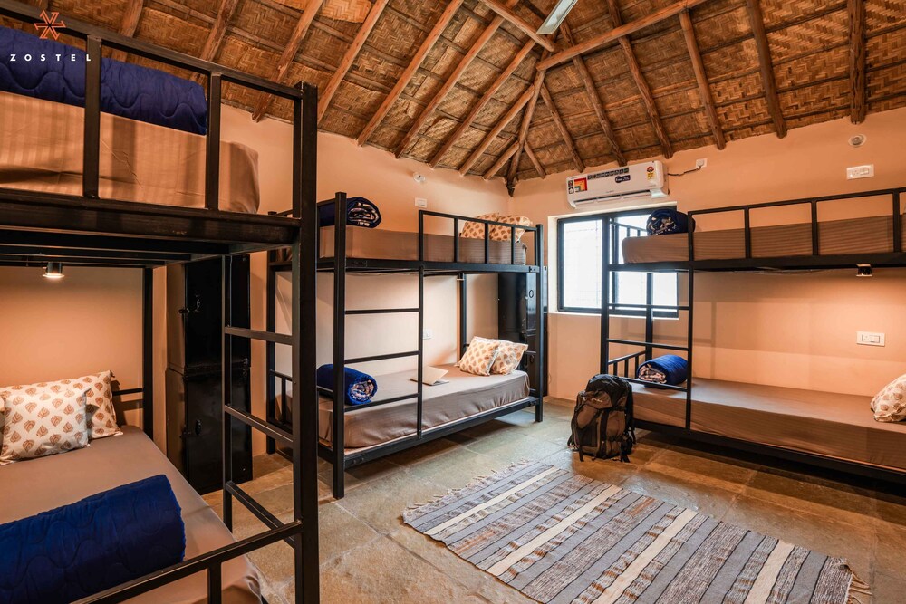 Deluxe 6 Bed Mixed Dorm photo 3