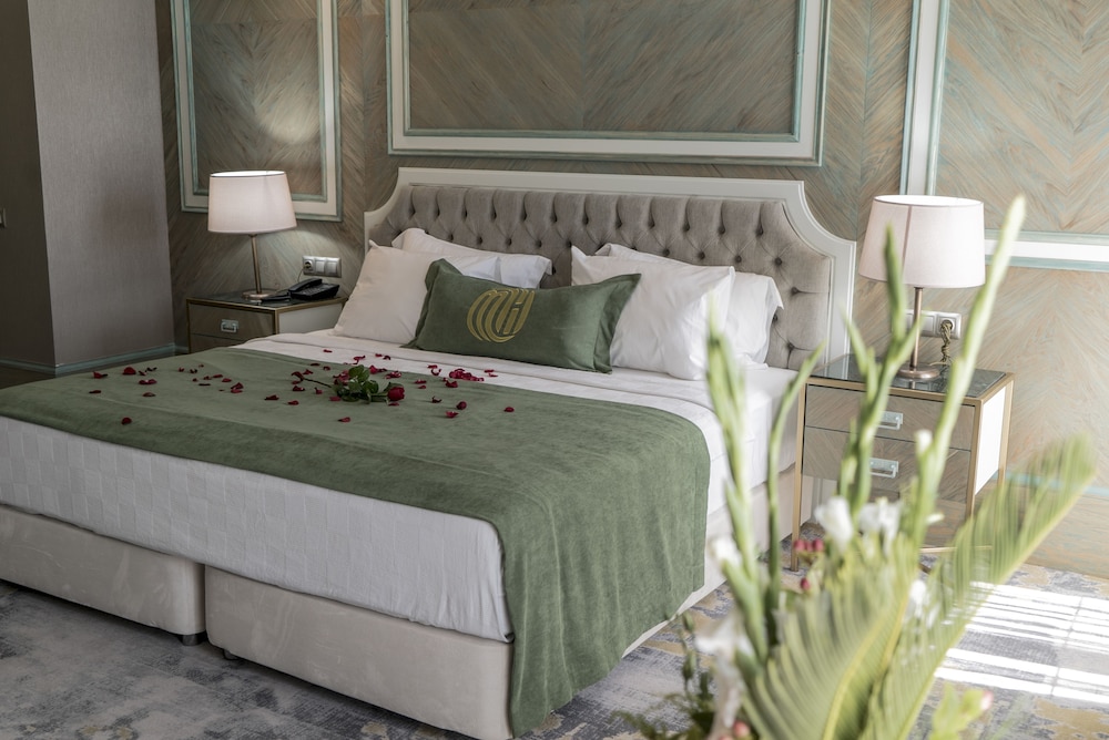 Deluxe Room, 1 King Bed photo 3