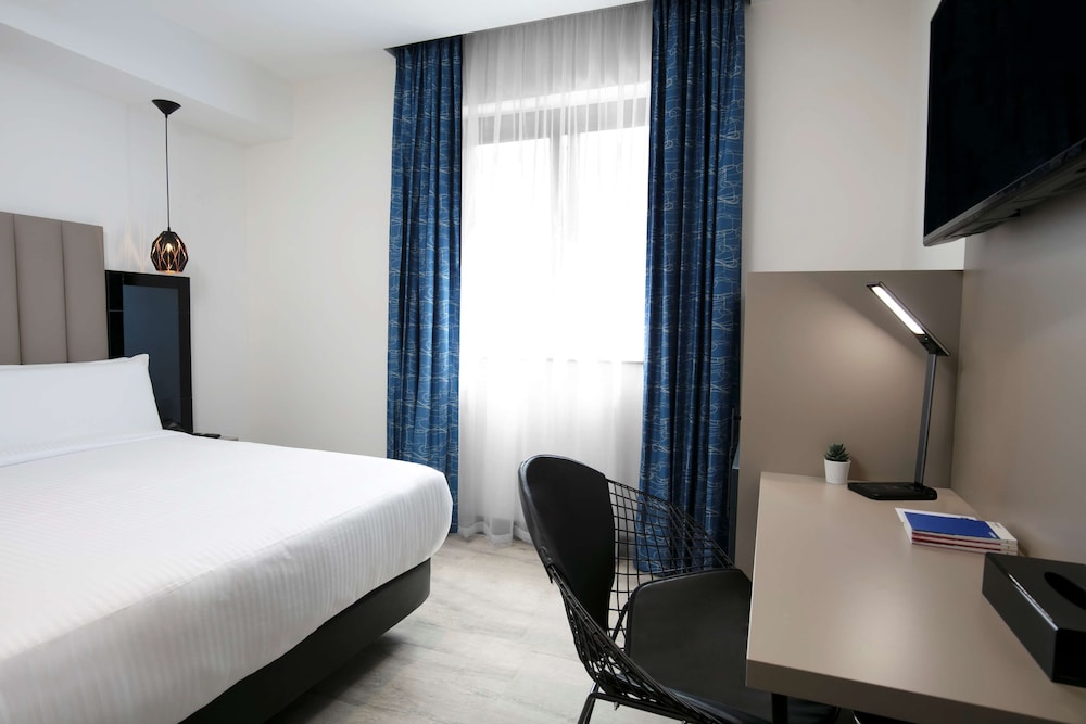 Standard Room, 1 Double Bed, Accessible, Non Smoking (Walk-In Shower) - Photo 2