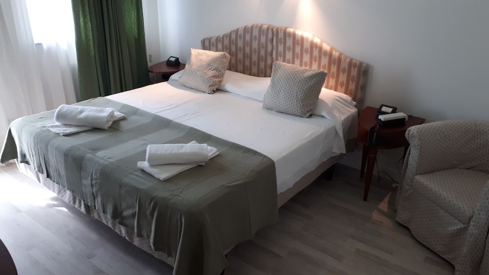 Double or Twin Room, Non Smoking, Mountain View