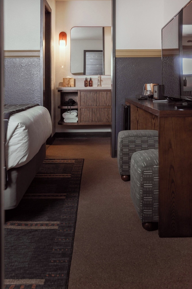 Room, 1 Queen Bed (Walk Up) - Photo 4