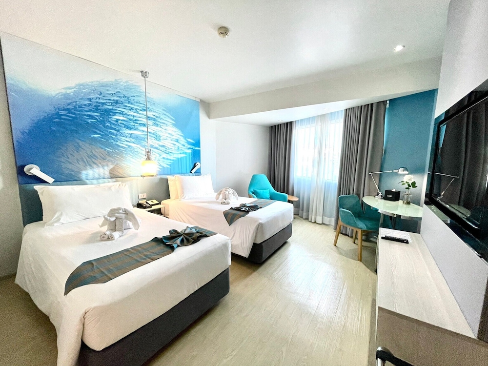 Grand Deluxe Pool View Room