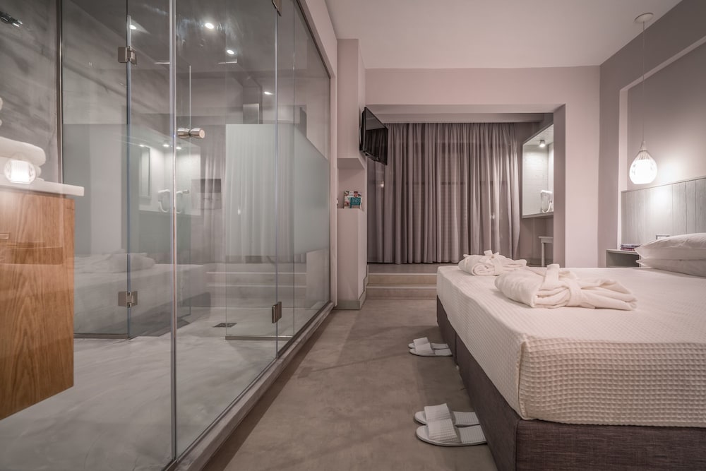 Swim Up Junior Suite, Sharing pool photo 2