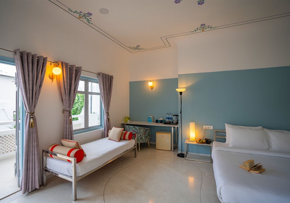Deluxe Double Room with Balcony - Photo 5