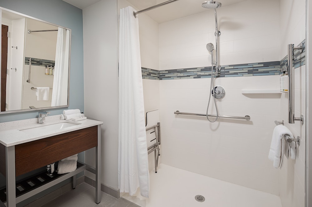 Suite, 1 King Bed, Roll-in Shower (Mobility) photo 2