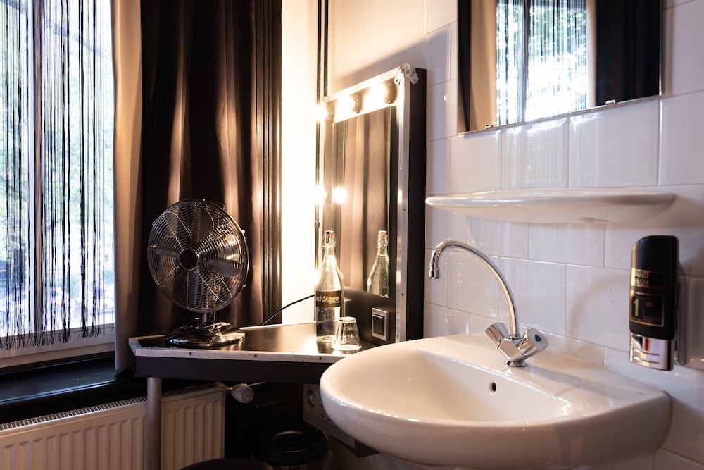 Basic Single Room, 1 Twin Bed, Shared Bathroom, City View photo 3