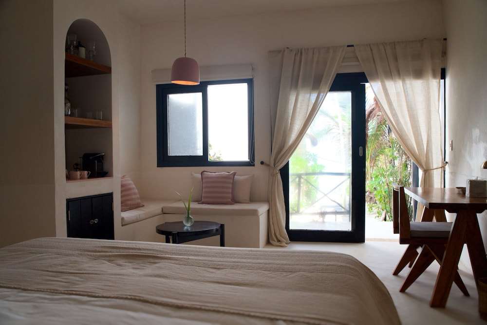OCEANFRONT SUITE WITH TERRACE - Photo 5