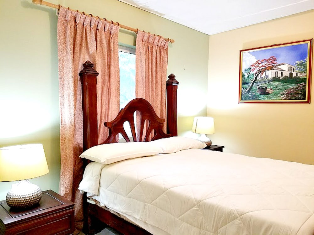 Chambre Tradition, 1 grand lit, salle de bains privée, côté jardin