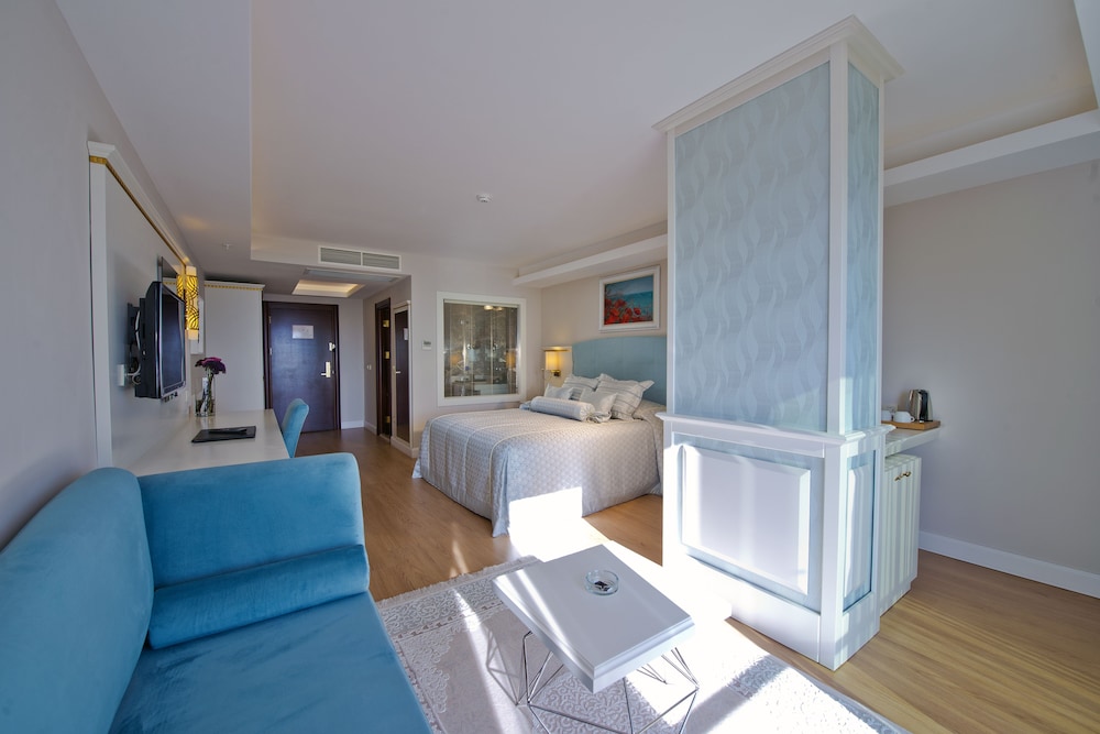 Deluxe Room, Sea View thumbnail 5