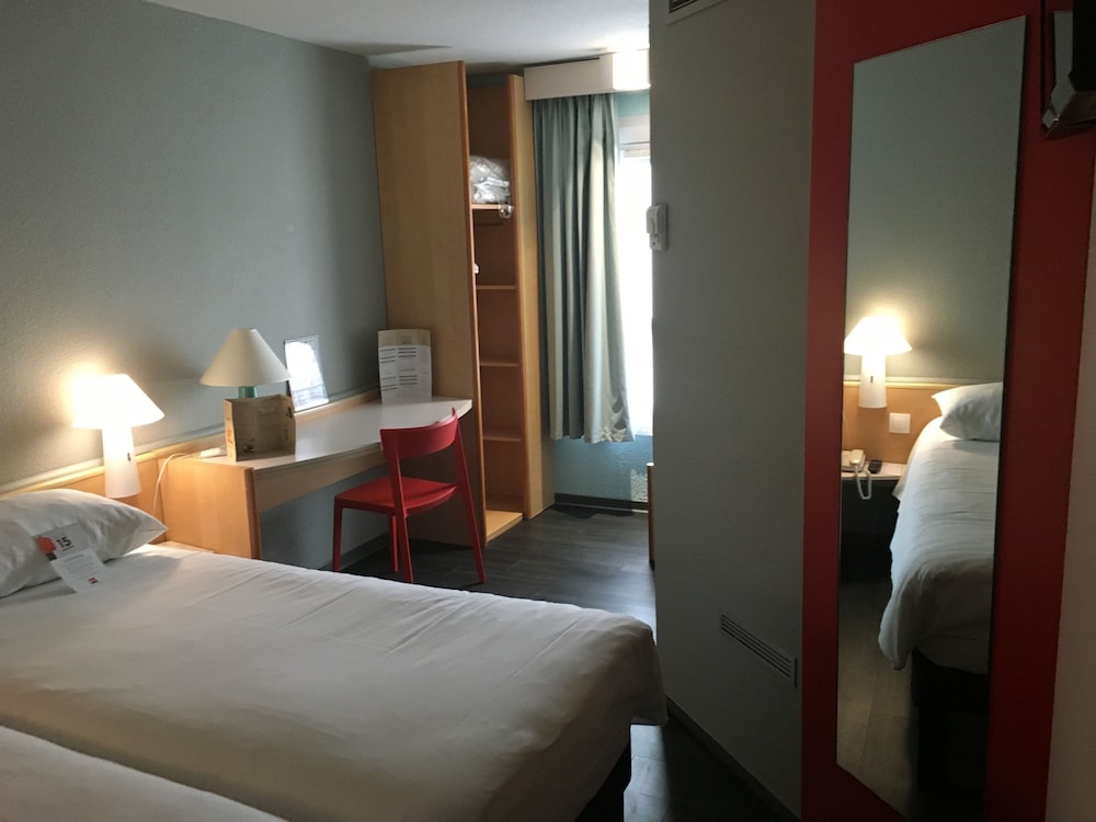 Standard Room, 2 Twin Beds - Photo 1