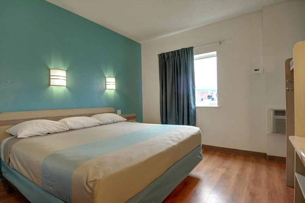 Deluxe Room, 1 King Bed, Non Smoking photo 3