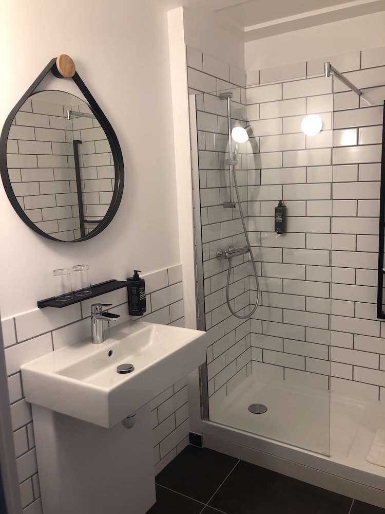 Deluxe Room, Multiple Beds (renovated) - Photo 10