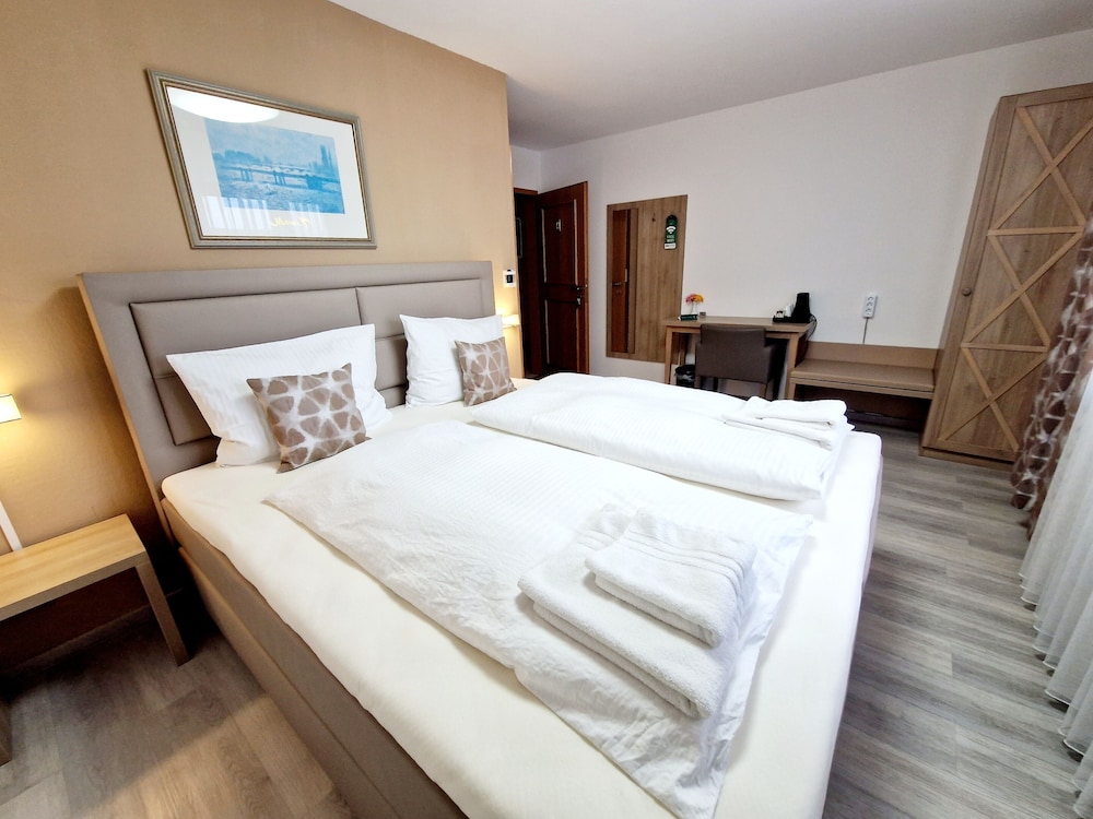 Double Room, Private Bathroom - Photo 2