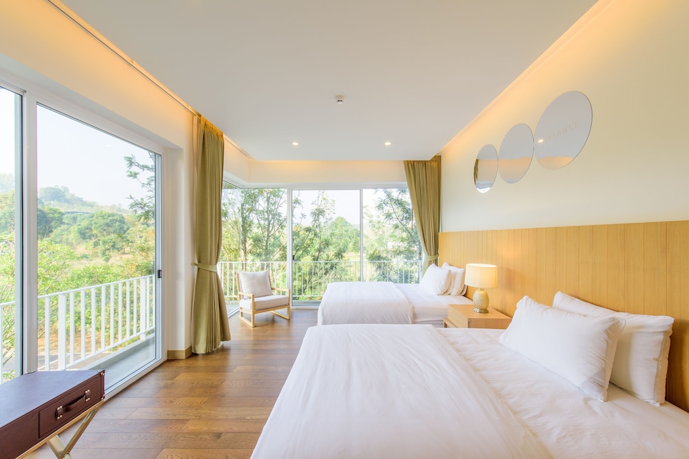Suite with Mountain View - Photo 3