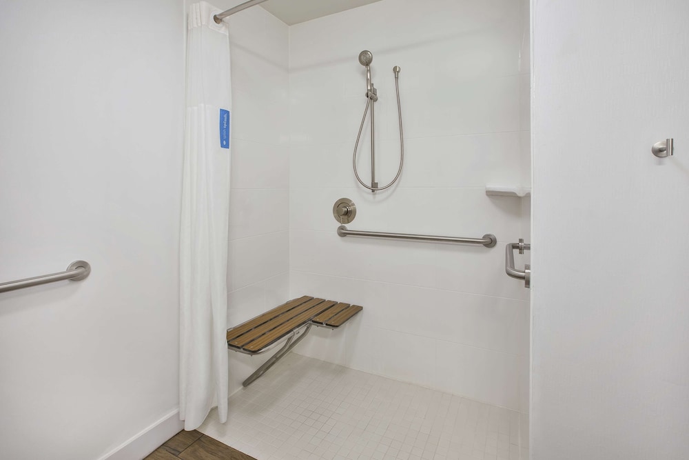 Room, 2 Queen Beds, Accessible (Roll-In Shower) - Photo 3