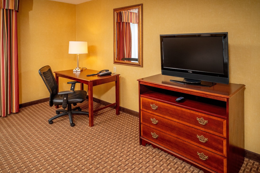 Suite, 1 King Bed with Sofa bed, Jetted Tub - Photo 3