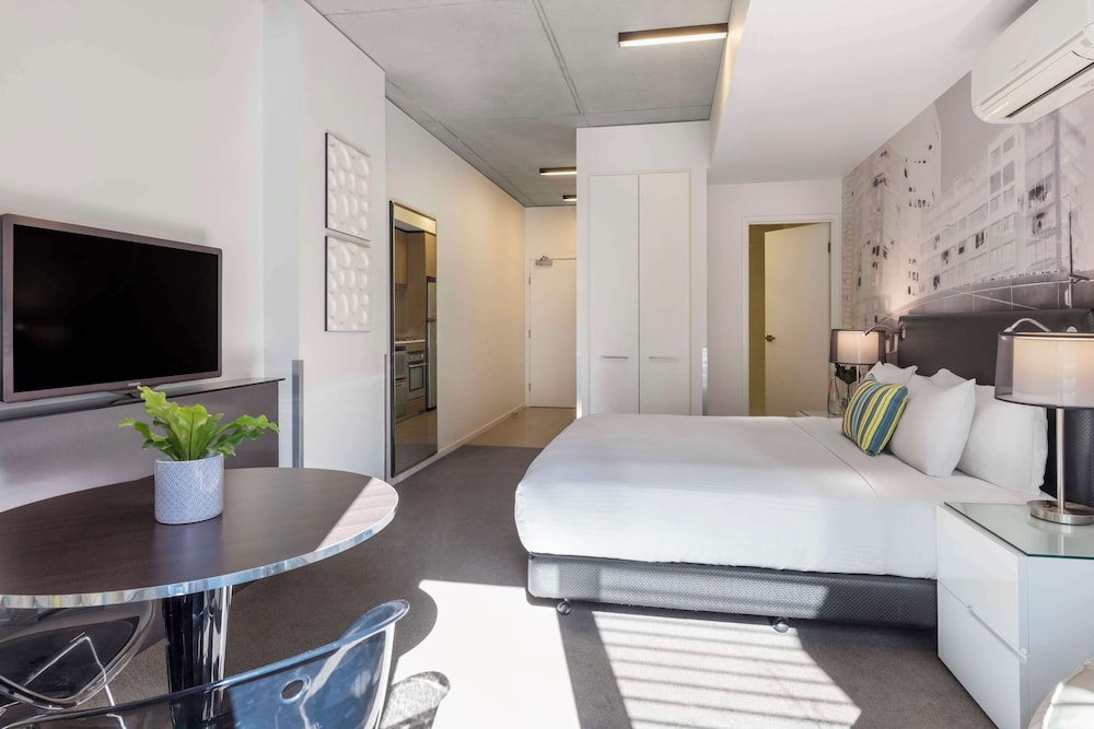Studio Apartment Park View & Balcony - No Housekeeping