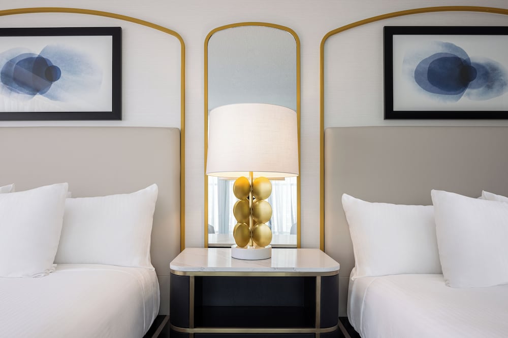 Versailles Strip View Room 2 Queens - Photo 3