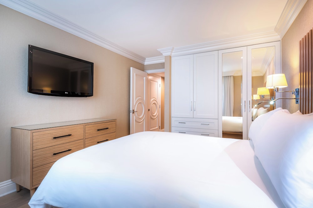 Executive Suite, 1 Queen Bed (Staircase Accessible Only)