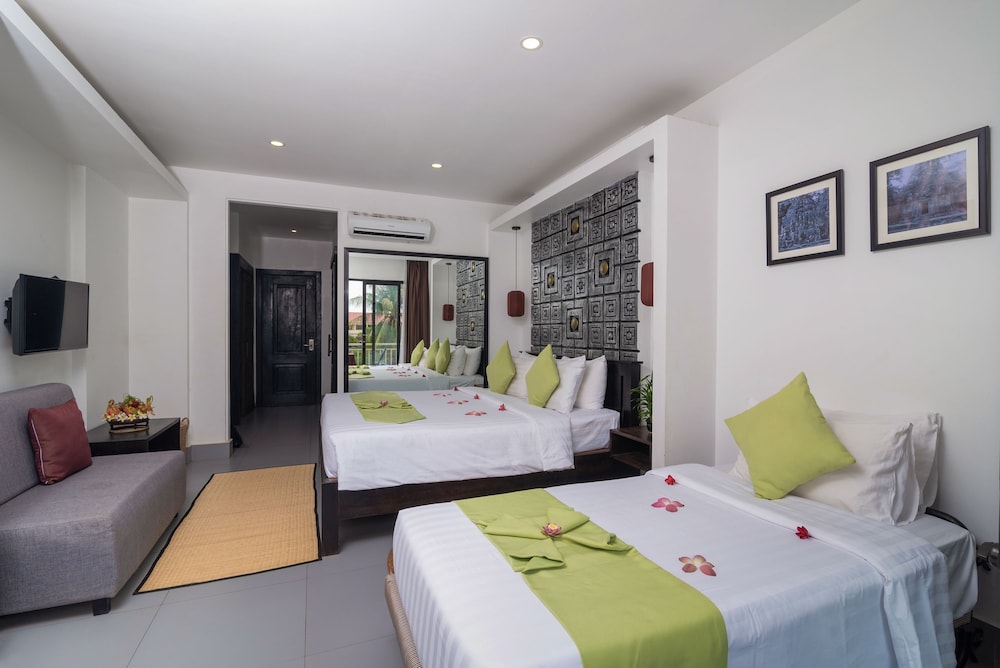 Deluxe Family balcony with pool view photo 3