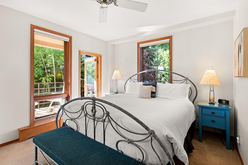 Standard Condo, 2 Bedrooms, Balcony, Mountain View (Chamonix 40) photo 3