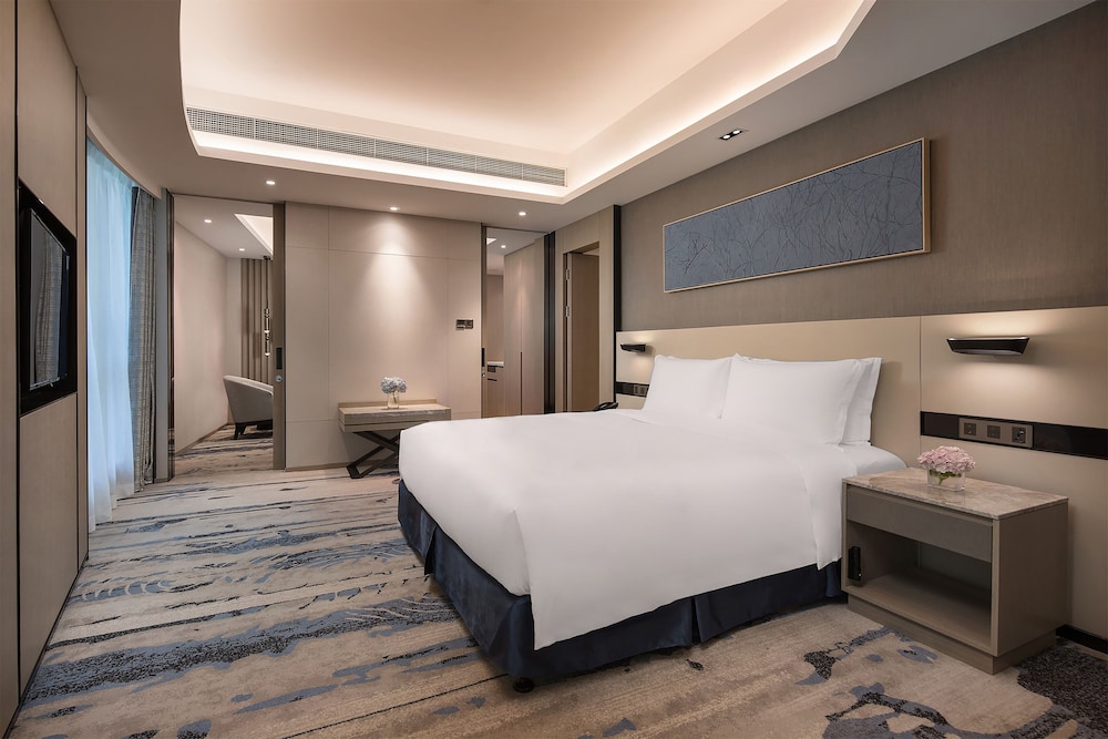 1 King Bed 1 Bedroom Suite Living Area photo 2