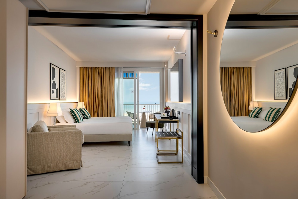Deluxe Room, Balcony, Sea Facing - Photo 8