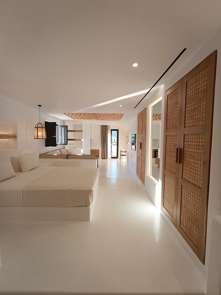 Deluxe Studio With Private Pool - Photo 2