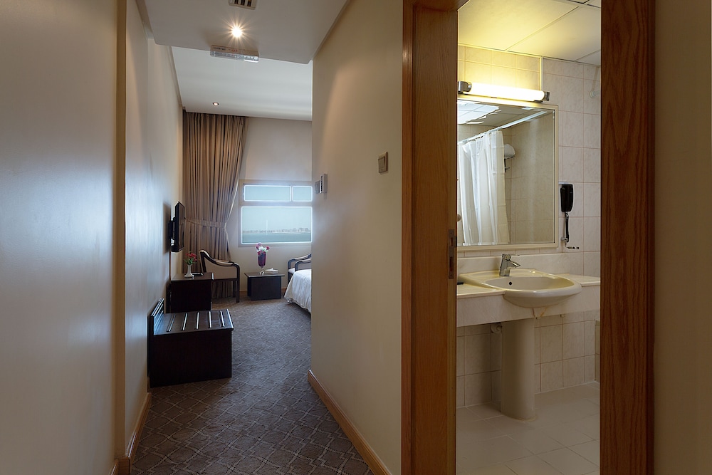 Deluxe Room, 1 King Bed - Photo 7