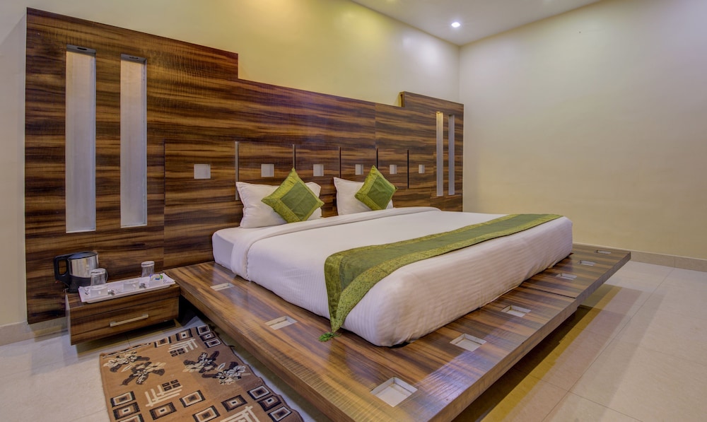 Deluxe Room, 1 King Bed, Non Smoking photo 3